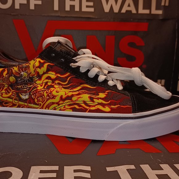 VANS OLD SKOOL ( SAMURAI RISING ) BLACK / TRUE WHITE Men\'s 8.5 VN0A3WKT44I